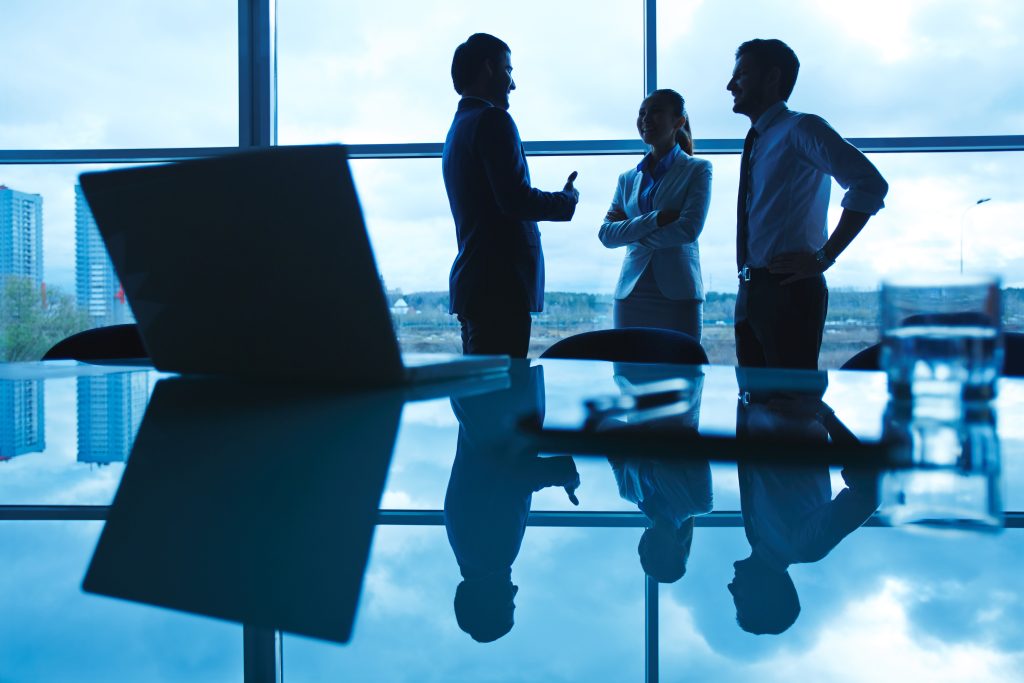 A tua empresa não precisa de mais marketing. Precisa de direção.